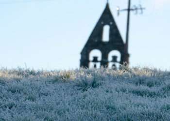 Helada en la iglesia de Aguís, en el concello de Os Blancos, a 24 de enero de 2023, en Ourense, Galicia (España). // ROSA VEIGA / EUROPA PRESS