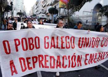 Varias personas con una pancarta durante una manifestación contra la 'depredación' energética, a 22 de enero de 2023, en Vigo // JAVIER VÁZQUEZ / EUROPA PRESS