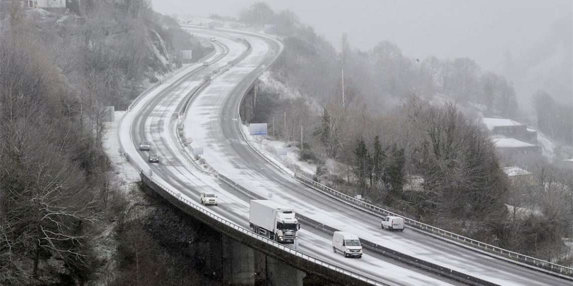 Varios coches circulan por carreteras nevadas en Pedrafita do Cebreiro, Lugo // Carlos Castro - Europa Press