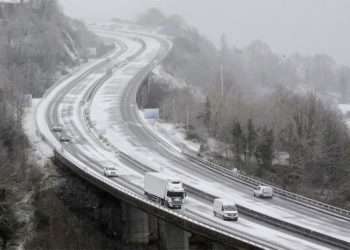 Varios coches circulan por carreteras nevadas en Pedrafita do Cebreiro, Lugo // Carlos Castro - Europa Press