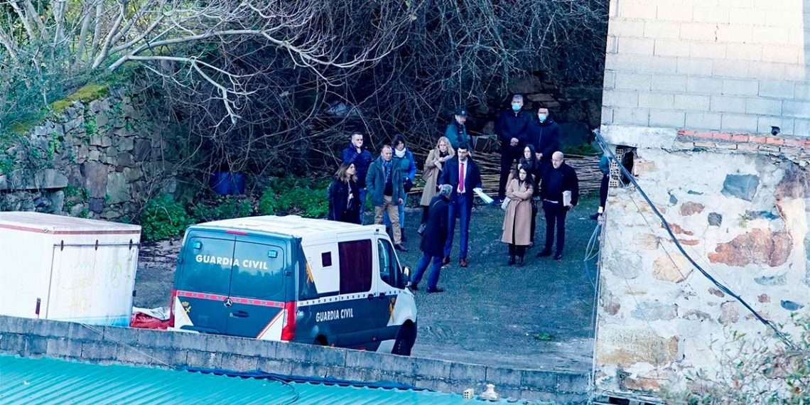 Reconstrucción de los últimos pasos de la víctima del crimen del pozo de O Porriño, en presencia de los tres acusados (dos de ellos esposados por venir de prisión provisional), en una nave de la calle Severino Cobas de Vigo // JAVIER VÁZQUEZ / EUROPA PRESS