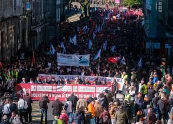 Unas 25.000 personas según Polícia Local se manifiestan para exigir una mejor Sanidad Pública, 12 de febrero de 2023, en Santiago de Compostela // CÉSAR ARXINA / EUROPA PRESS