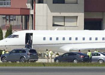 El Rey emérito Juan Carlos baja del avión a su llegada al Aeropuerto de Vigo-Peinador. - Javier Vázquez - Europa Press