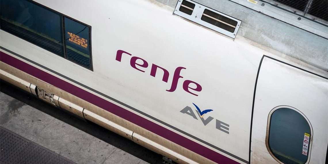 Un AVE de Renfe estacionado en una de las vías de la estación Puerta de Atocha // EUROPA PRESS