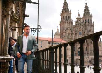 El presidente de Vox, Santiago Abascal, frente a la Catedral de Santiago tras la presentación del documental de la fundación Disenso sobre el futuro de Europa, en el Parador de Santiago, a 8 de mayo de 2023, en Santiago de Compostela, A Coruña, Galicia (E - Álvaro Ballesteros - Europa Press