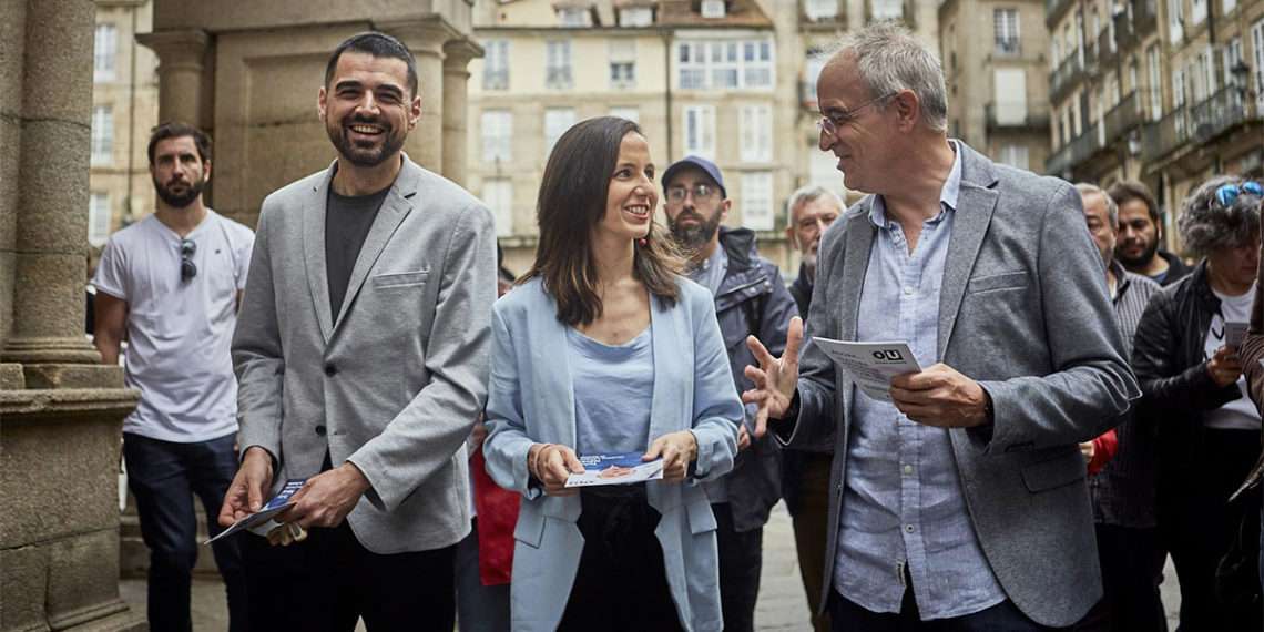 (I-D) El líder de Podemos Galicia, Borja San Ramón; la ministra de Derechos Sociales y Agenda 2030 y secretaria general de Podemos, Ione Belarra, y el candidato de Podemos a la alcaldía de Ourense, Toño Naval, conversan a su llegada a Ourense, a 5 de mayo - Agostime - Europa Press