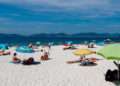 Varias personas se bañan y toman el sol en la playa de O Vao, en Vigo  // EUROPA PRESS