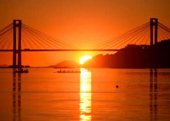 Atardecer con cielos despejados en Rande // AQUAPICS / SHUTTERSTOCK.COM