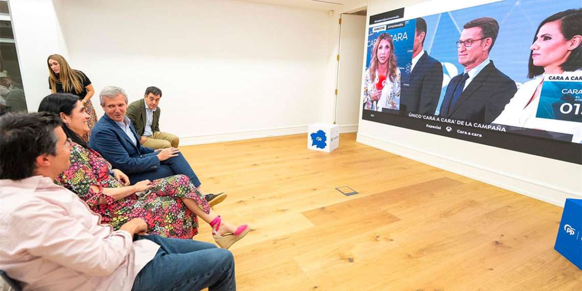 El presidente del PP de Galicia , Alfonso Rueda, junto a su secretaria general, Paula Prado, en la sede del partido siguiendo el debate cara a cara enre Pedro Sánchez y Alberto Núñez Feijóo - PPDEGALICIA