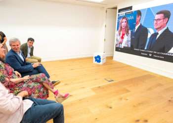 El presidente del PP de Galicia , Alfonso Rueda, junto a su secretaria general, Paula Prado, en la sede del partido siguiendo el debate cara a cara enre Pedro Sánchez y Alberto Núñez Feijóo - PPDEGALICIA