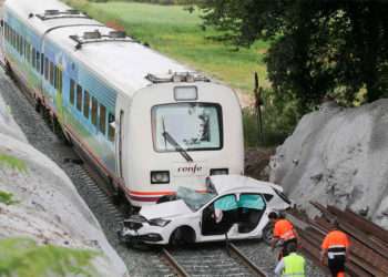 Vista del choque del tren a un coche en un paso a nivel, a 12 de julio de 2023, en Lugo, Galicia (España). Un tren ha arrollado hoy a un coche con tres ocupantes en un paso a nivel sin barreras en la parroquia de Recimil // CARLOS CASTRO / EUROPA PRESS