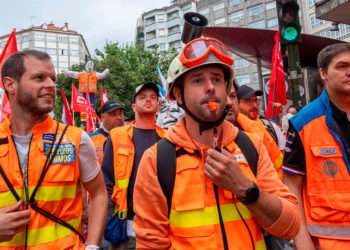 Trabajadores de ambulancias durante una manifestación en julio de 2023 en Santiago // César Arxina - Europa Press