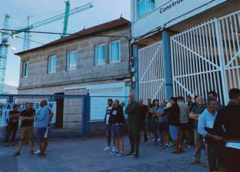 Trabajadores de Metalships&Docks, a las puertas del astillero vigués, protestan por nuevos despidos, a 21 de agosto de 2023. - EUROPA PRESS