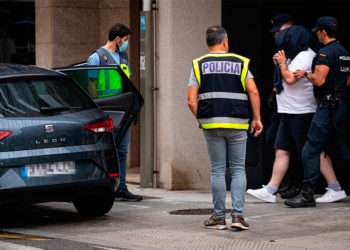 Agentes de policía trasladan a un detenido durante un operativo policial en Rúa do Progreso, a 1 de agosto de 2023, en Sanxenxo. - Elena Fernández - Europa Press