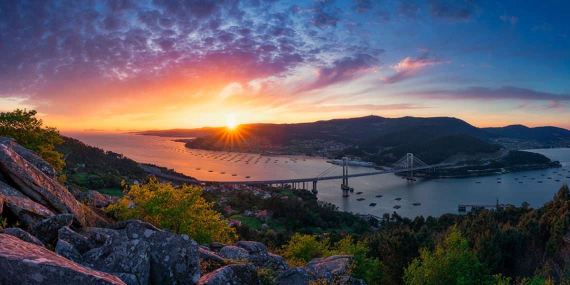 Atardecer en la ría de Vigo // Francisco Crusat / Shutterstock