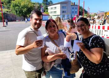 Martín, Gloria y María posan orgullosos con sus entradas