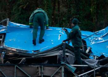 Archivo - Dos efectivos del Grupo Especial de Actividades Subacuáticas de la Guardia Civil (GEAS) participan en la labor de izado del autobús accidentado para sacarlo del cauce del río Lérez, a 27 de diciembre de 2022, en Cerdedo-Cotobade, Pontevedra, Ga - Gustavo de la Paz - Europa Press - Archivo