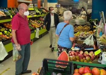 Abel Caballero, en una frutería // ARCHIVO