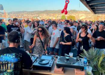 Primera edición de la fiesta Red Flag en la terraza del CC A Laxe