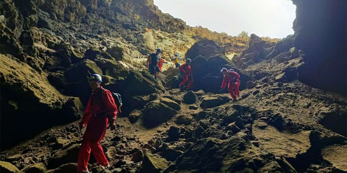Investigadores entrando en una de las cuevas //  Gustavo de Volcan Vertical / Universidad de Vigo