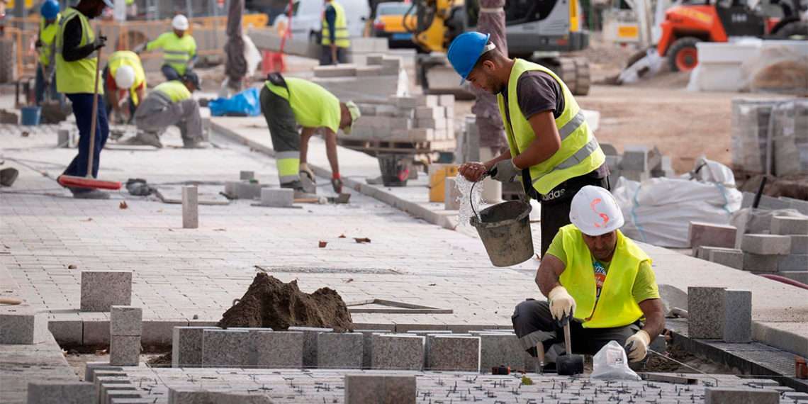 Trabajadores realizando obras en una calle // David Zorrakino - Europa Press