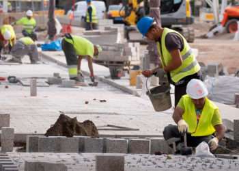 Trabajadores realizando obras en una calle // David Zorrakino - Europa Press