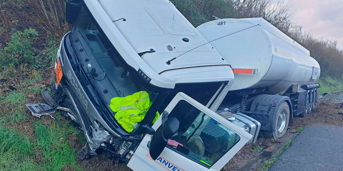 Estado en el que quedó el vehículo accidentado // EMERXENCIAS CAMBADOS