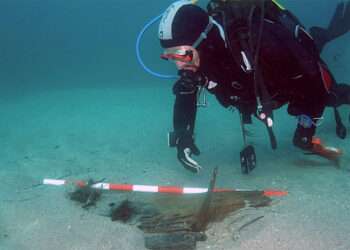 Un submarinista inspecciona unos restos de patrimonio submarino subacuático localizados en los fondos de la ría de Ribadeo (Lugo) // DAVID FERNÁNDEZ ABELLA