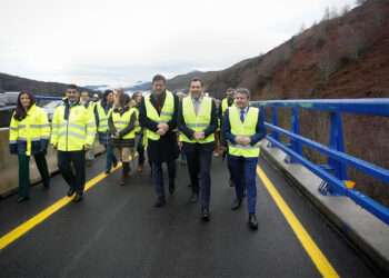 El ministro de Transportes, Óscar Puente, visita junto al candidato del PSdeG a la Xunta, Xosé Ramón Gómez Besteiro, las obras del Viaducto de O Castro // Carlos Castro - Europa Press