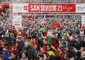 Miles de personas participaron en la San Silvestre de Vigo 2023 // FOTOS: ADRIÁN IRAGO