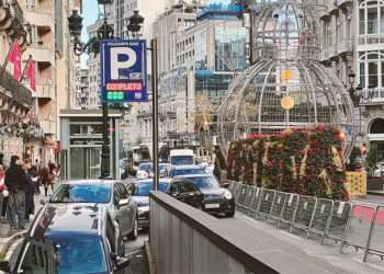 Imagen de decenas de coches haciendo cola en la entrada de un parking completo en Vigo. - EUROPA PRESS