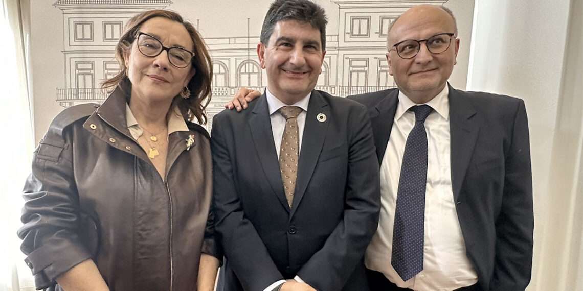 La anterior subdelegada, Maica Larriba (izqda.), el delegado del Gobierno, Pedro Blanco (centro) y Abel Losada (dcha.).