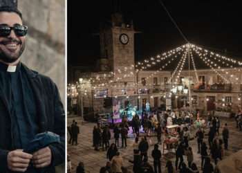 A la derecha, la Praza do Reló de A Guarda convertida en una plaza del imaginario Porto da Lúa // Jaime Olmedo