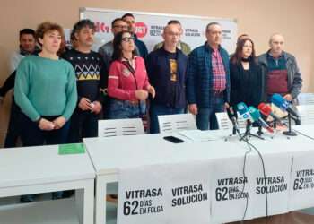 Responsables comarcales de los sindicatos CC.OO, UGT y CIG en Vigo, junto a miembros del comité de empresa de Vitrasa // EP