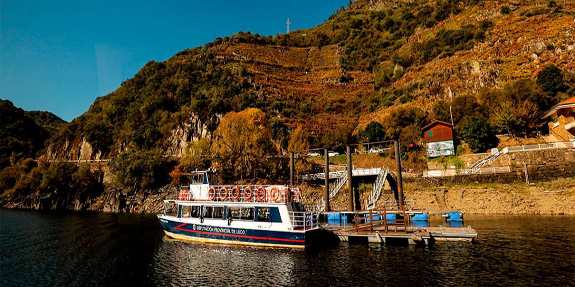 Abren las reservas para las rutas en catamarán que surcan el corazón de la Ribeira Sacra