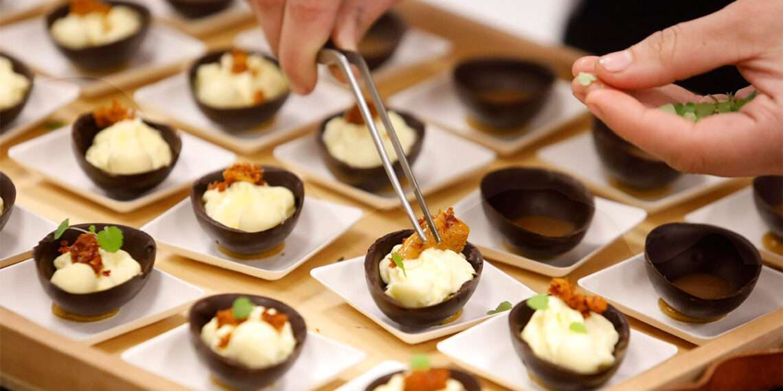 Pincho de requesón y miel en la presentación de la fiesta de As Neves // Turismo Rías Baixas