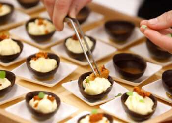 Pincho de requesón y miel en la presentación de la fiesta de As Neves // Turismo Rías Baixas