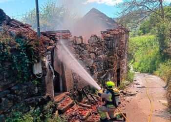 Imagen de la casa en llamas en Crecente // Facebook Bombeiros Ponteareas