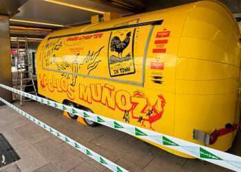 La food truck "Pollos Muñoz", en Vigo // GLORIA MONTENEGRO