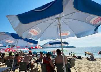 Un chiringuito en una playa de Bueu este domingo