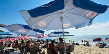 Un chiringuito en una playa de Bueu este domingo