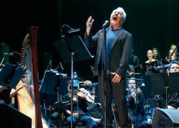 Víctor Manuel, durante el concierto en Vigo // FOTOS: JAVIER VÁZQUEZ