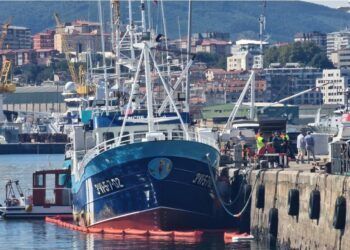 Palangrero 'Siempre Perla' tras ser estabilizado en el puerto de Vigo - EUROPA PRESS