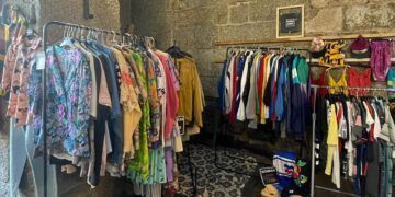 Mercado Reciclado celebra edición especial en Vigo con ropa vintage, vermú, picoteo y música