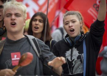 Archivo - Varios estudiantes se manifiestan en una concentración en defensa de la salud mental de los estudiantes, a 27 de octubre de 2022, en Madrid - Juan Barbosa - Europa Press - Archivo