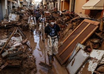 Varios voluntarios continúan la limpieza de las calles de Paiporta (Foto: Rober Solsona / Europa Press)