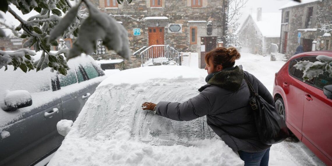 Una mujer limpia la nieve de su coche, a 9 de diciembre de 2024, en Pedrafita do Cebreiro, Lugo, Galicia (España). Un total de 12 comunidades autónomas están hoy en riesgo (alerta amarilla) por nieve, lluvias, oleaje y fuertes rachas de viento, en especia - Carlos Castro - Europa Press