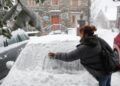 Una mujer limpia la nieve de su coche, a 9 de diciembre de 2024, en Pedrafita do Cebreiro, Lugo, Galicia (España). Un total de 12 comunidades autónomas están hoy en riesgo (alerta amarilla) por nieve, lluvias, oleaje y fuertes rachas de viento, en especia - Carlos Castro - Europa Press