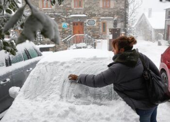 Una mujer limpia la nieve de su coche, a 9 de diciembre de 2024, en Pedrafita do Cebreiro, Lugo, Galicia (España). Un total de 12 comunidades autónomas están hoy en riesgo (alerta amarilla) por nieve, lluvias, oleaje y fuertes rachas de viento, en especia - Carlos Castro - Europa Press