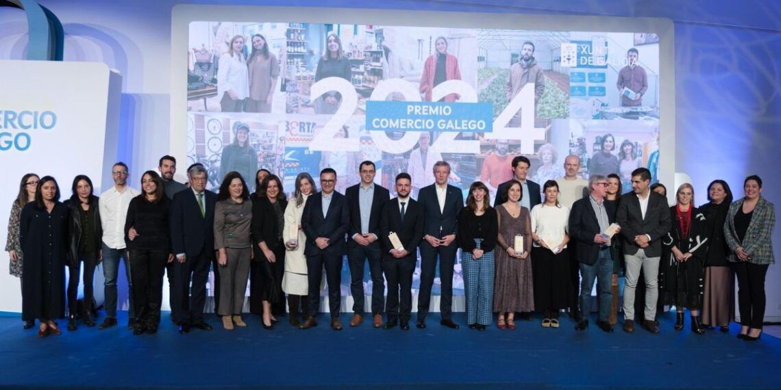 Foto grupal de los Premios Comercio 2024 (Europa Press)